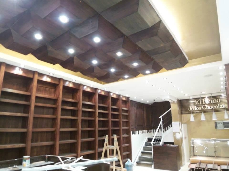 Biblioteca de madera a medida en local comercial