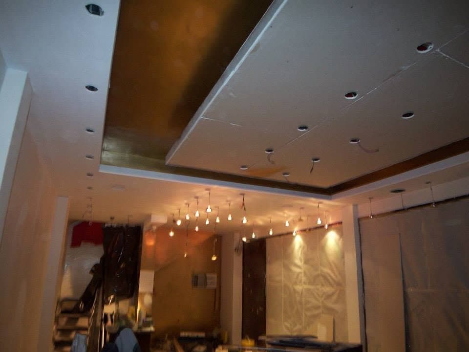 Cielorraso de placa con iluminación indirecta en local comercial