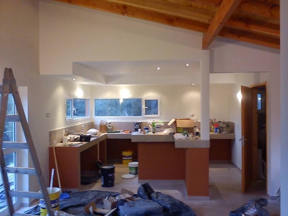 Cocina terminada con cielorraso de placa y muebles instalados