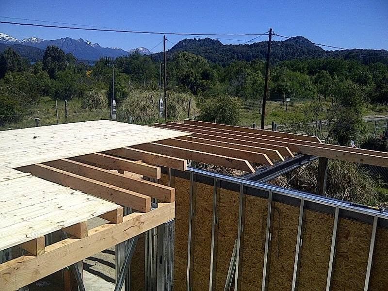 Entrepiso de madera en obra de construcción en seco
