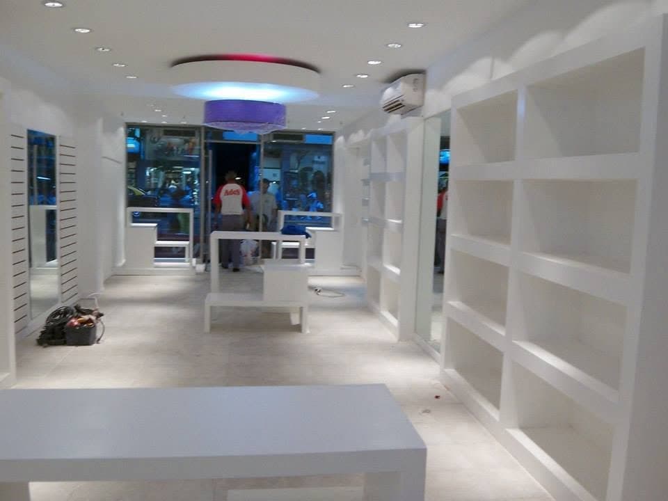 Local comercial terminado con cielorrasos e iluminación embutida