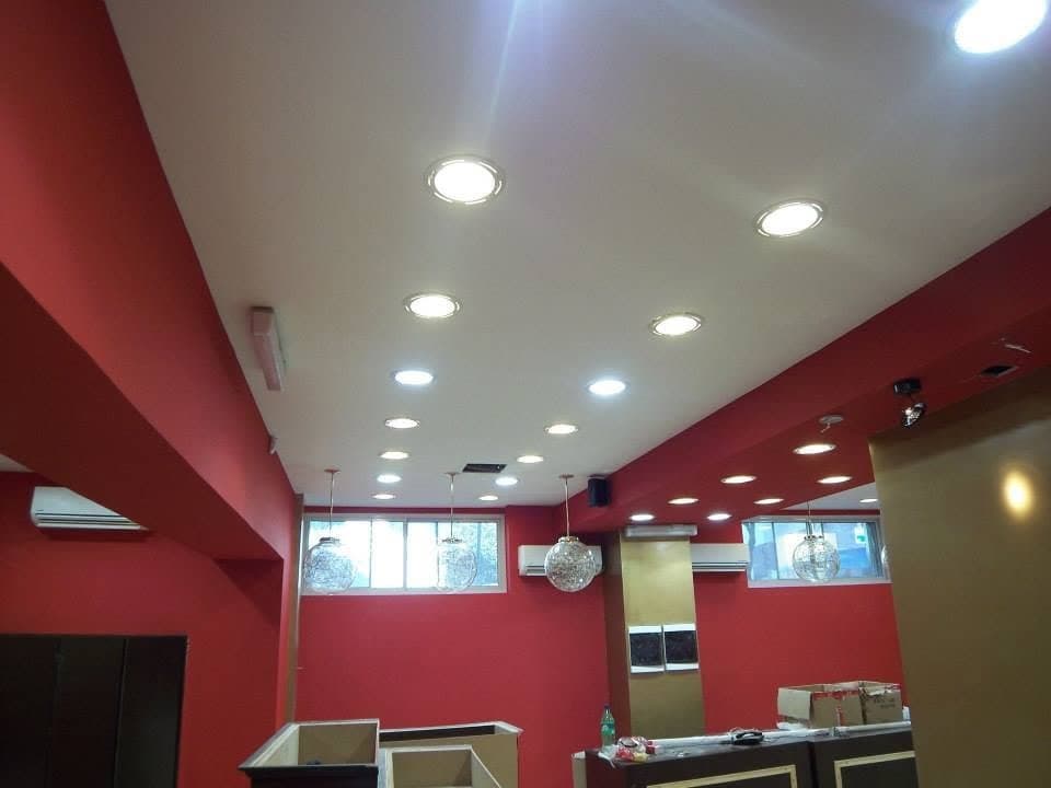 Local gastronómico terminado con cielorraso de placa y spots embutidos
