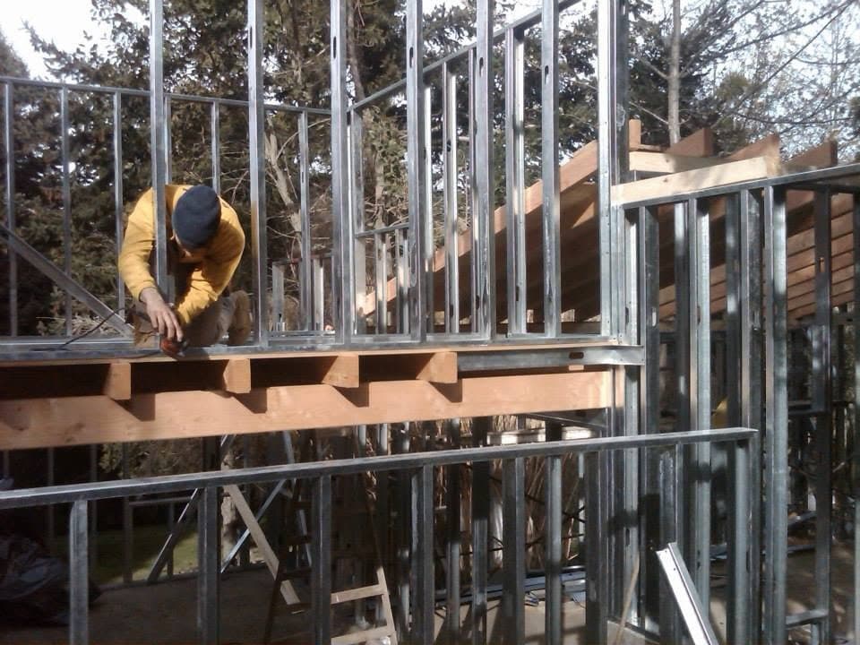 Operario montando entrepiso de Steel Framing en obra