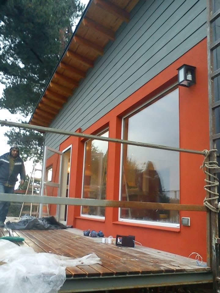 Detalle de ventanal y deck de madera en vivienda de construcción en seco